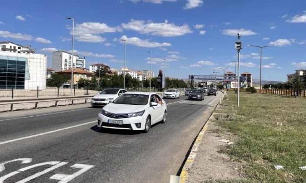 "Kilit kavşak" Kırıkkale'de tatil dönüşü yoğunluk yaşanıyor