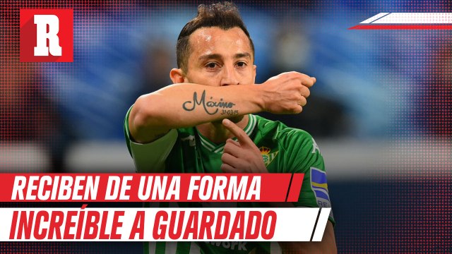 Andrés Guardado recibido con ramo de flores en España