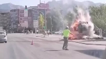 Video herunterladen: Saman yüklü kamyonet alev topuna döndü