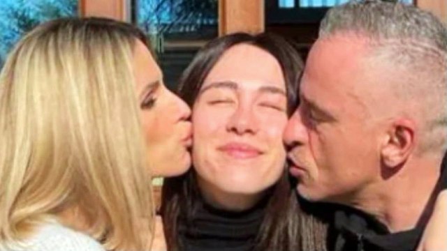 Michelle Hunziker e Aurora Ramazzotti, foto spettacolari al mare. E occhi puntati sul gesto di Eros