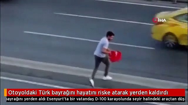 Otoyoldaki Türk bayrağını hayatını riske atarak yerden kaldırdı
