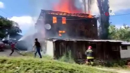 Mudurnu'da 2 katlı ahşap ev alevlere teslim oldu