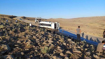 Kontrolden çıkan tanker yan yattı, köylüler oturup çalışmaları izledi