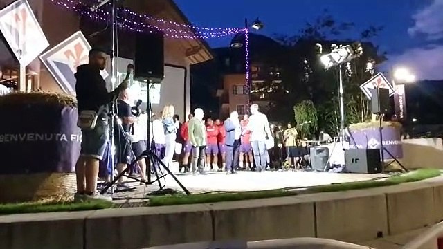 Fiorentina, sul palco di Moena il saluto del presidente Commisso. E i tifosi urlano Rocco, Rocco!