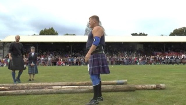 Así son los Juegos de las Tierras Altas, donde lanzan rocas, troncos y martillos