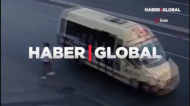 Esenyurt'ta bir vatandaş, canını riske atarak Türk bayrağını yerden aldı! O anlar kamerada