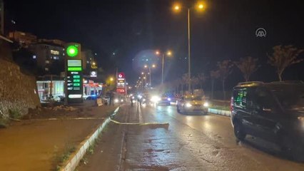 ZONGULDAK - Yola düşen kaya parçaları araca zarar verdi