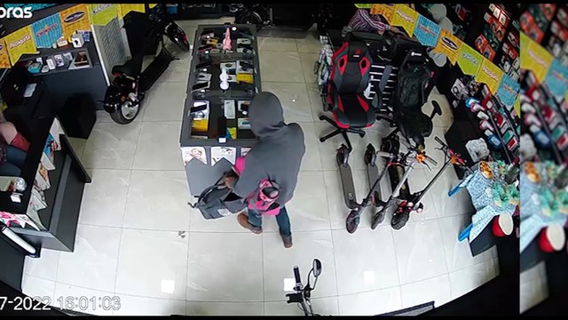 Veja ação de assaltantes que trancaram vítimas no banheiro e roubaram eletrônicos