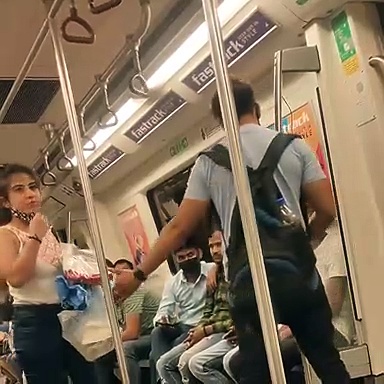 Viral Video : டி-ஷர்ட் விவகாரத்தில் தகராறு - ஒரு நபரை திருப்பி திருப்பி அறைந்த பெண்!