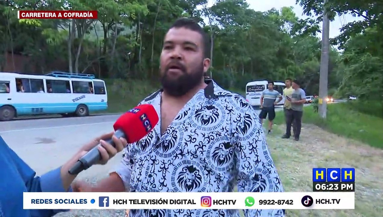 Varios miles en pérdidas deja una colisión entre un turismo y un camión en la carretera a Cofradía