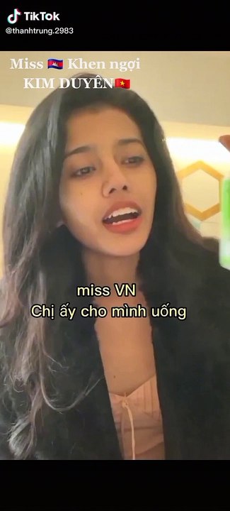 Á hậu Siêu quốc gia Kim Duyên tặng thuốc, đồ ăn cho đại diện Campuchia