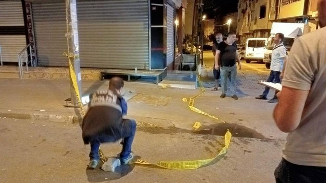 Esenyurt’ta motosikletli şahıs 2 kişiye kurşun yağdırdı