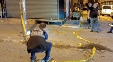 Motosikletli şahıs 2 kişiye kurşun yağdırdı