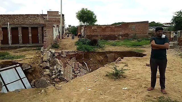 नकारा बजनी की खान धंसी, मकान की दीवार गड्ढ़े में समाई