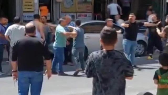 Sultangazi'de caddeye taşan kavgada ortalık karıştı