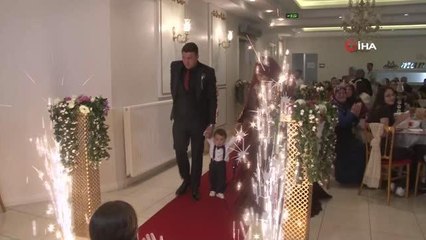 Pandemi döneminde yapamadıkları düğünü 1,5 yaşındaki çocuklarıyla yaptılar