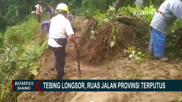 Jalan Penghubung Antar Kecamatan Terputus Akibat Tertimbun Material Longsoran Tebing!