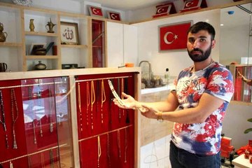 Atanamadı şimdi dünyaya tespih pazarlıyor