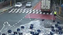 Quand des passants viennent aider ce conducteur qui a perdu son chargement de bière en pleine route