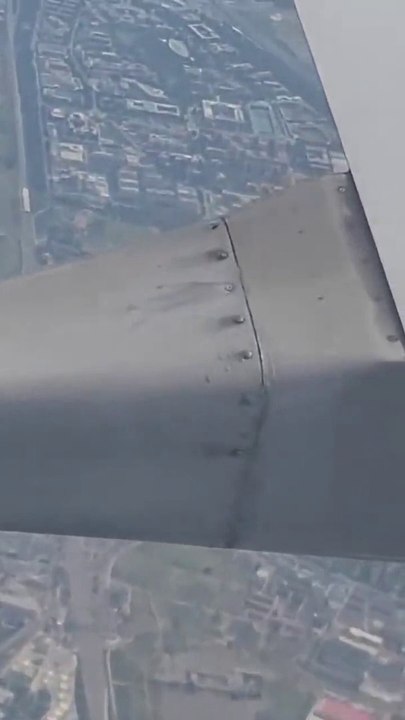 Un passager filme l'aile de son avion dont les boulons ne tiennent plus... Un peu flippant