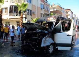 Alev alev yanan minibüs için seferber oldular