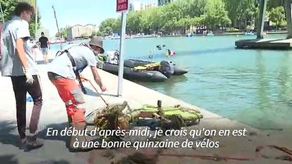 Paris: opération de nettoyage du bassin de La Villette