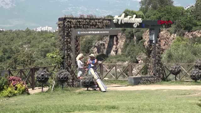 ANTALYA-KONYAALTI SAHİLİ, TATİLİN SON GÜNÜNDE DE TIKLIM TIKLIM