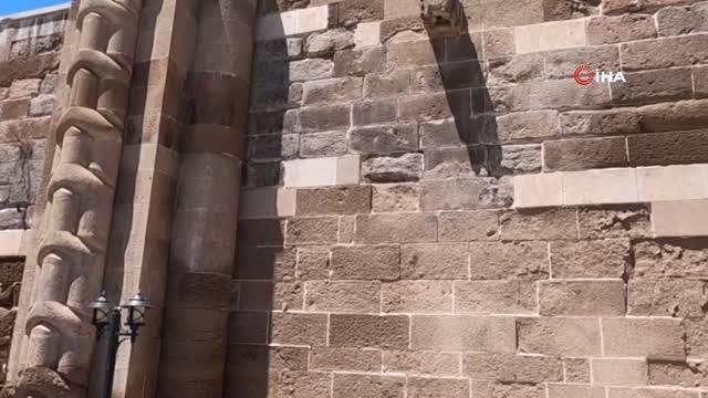 Vali Çiçek, Selçuklu Veziri tarafından yaptırılan Karatay Hanı Kervansarayı'nda incelemelerde bulundu