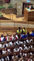 كنزى دياب تحتفل بتخرجها من جامعة بريطانية بحضور والدتها وشقيقتها