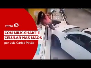 Mulher escapa de atropelamento ao subir em balcão de comércio em MG