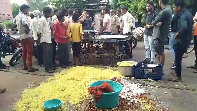 रंजिश में पलट दिया गरीब का पोहे का ठेला, सडक़ पर बिखर गई दिहाड़ी...देखें वीडियो