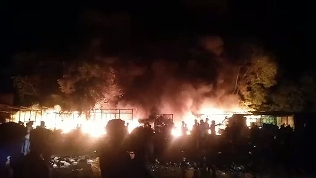 फल मंडी में लगी आग, आठ दुकानें खाक, आधा करोड़ का माल खाक....देखें वीडियो