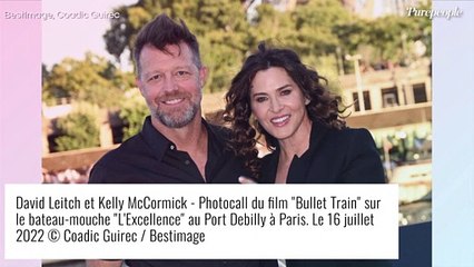 Brad Pitt à Paris : Sexy et blagueur, il étonne dans un costume rose saumon aux côtés de Joey King ultra-sexy