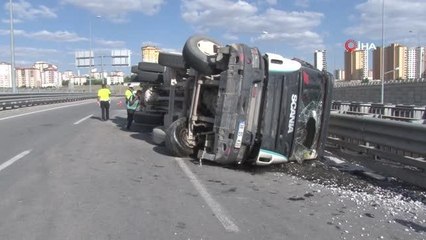 Kayseri'de mıcır yüklü kamyon devrildi