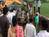 accident news: ट्रैक्टर के नीचे दबा चालक, आधे घंटे बाद निकला सकुशल-video