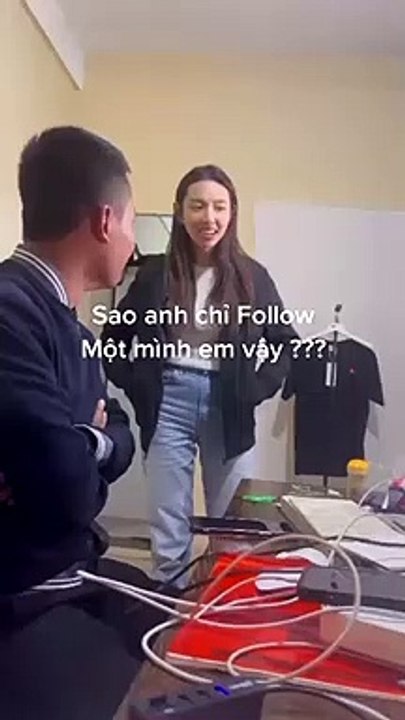 Biểu cảm của Quang Linh khi bị Thùy Tiên hỏi