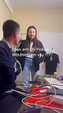 Biểu cảm của Quang Linh khi bị Thùy Tiên hỏi