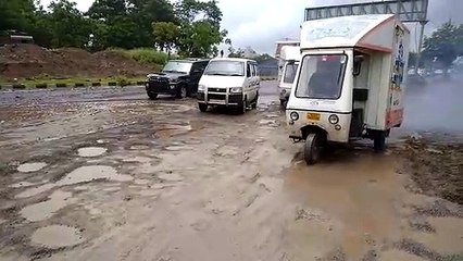 Descargar video: Video : Potholes caused by rain : problems in traffic for passers-by and drivers बारिश से पड़े गड्ढे : राहगीरों व वाहन चालकों को आवागमन में परेशानी