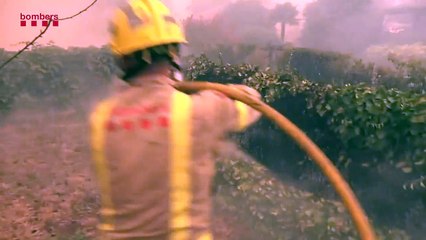 Els bombers remullen les urbanitzacions afectades per l'incendi del Pont de Vilomara