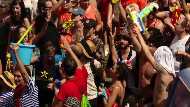 La Batalla Naval de Vallecas refresca a miles de madrileños en plena ola de calor extremo