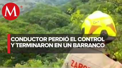 Rescatan a pareja de un barranco de 50 metros en Jalisco