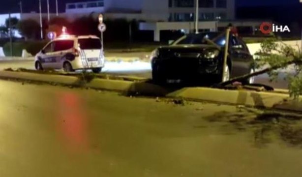 Hatalı dönüş yapan araca otomobil çarptı
