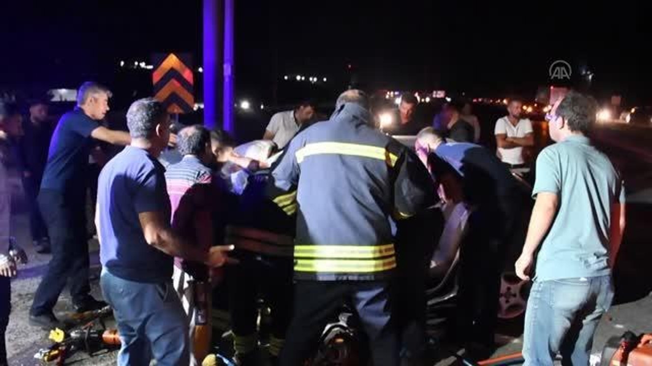 Son dakika haber: İki aracın karıştığı kazada 1 kişi öldü, 9 kişi yaralandı