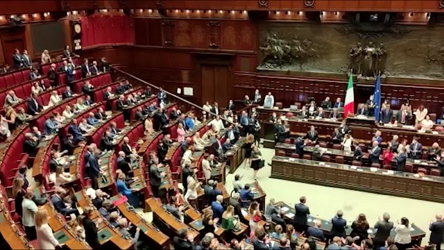 Draghi entra nell'Aula della Camera, standing ovation del centrosinistra