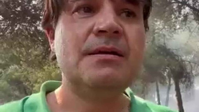 El alcalde de El Hoyo de Pinares pide entre lágrimas unidad a sus vecinos en mitad del incendio