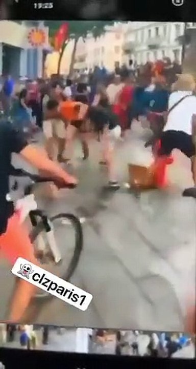 Lyon : Les images violentes de trois policiers agressés et lynchés à coups de barre de fer par une foule à la Guillotière - Deux agents blessés