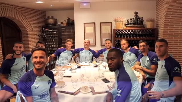 Los nuevos fichajes del Atlético parten el cochinillo