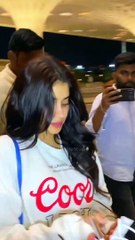 Beautiful  Janhvi Kapoor  Looks Pretty  At Mumbai Airport