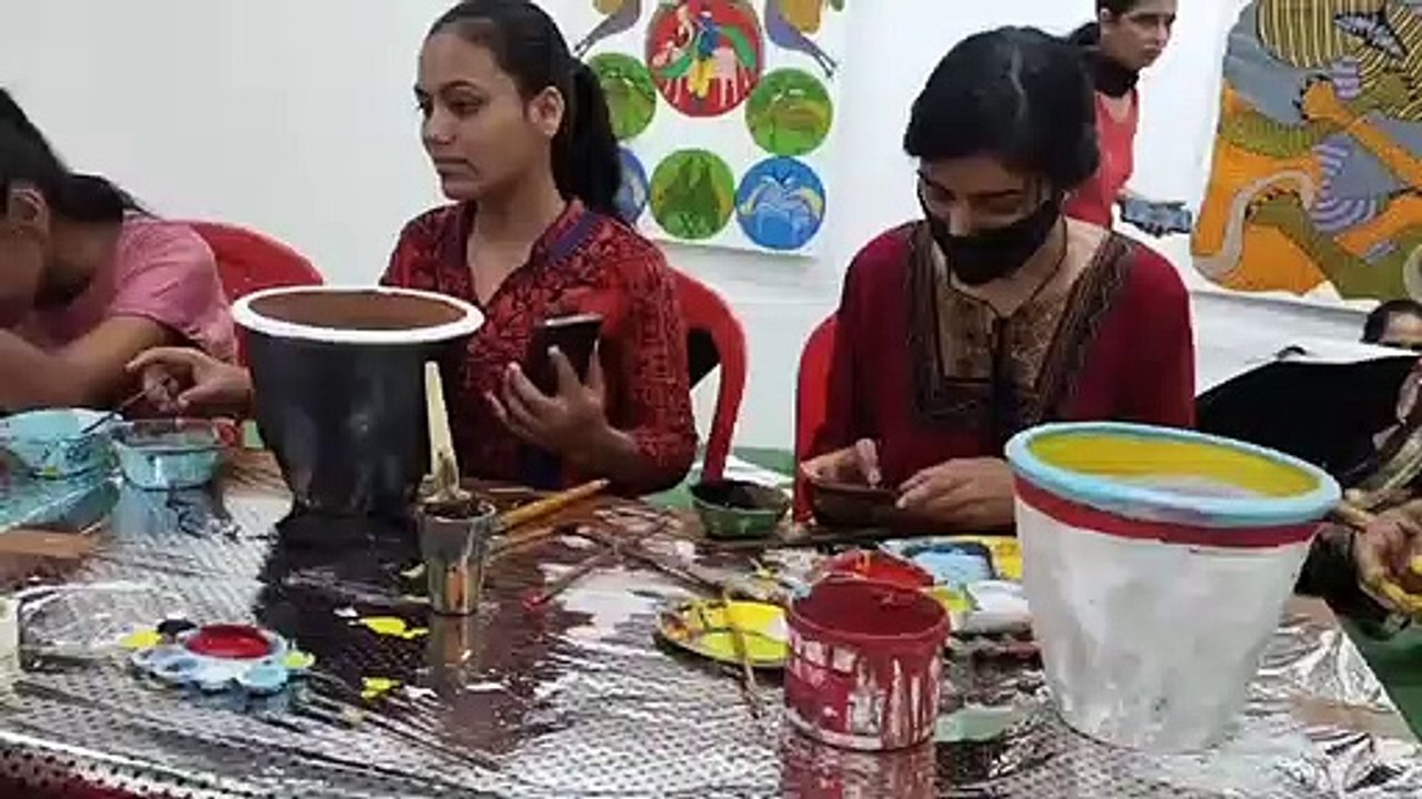 कलाकारों ने माटी व छाते में रंग करके दिखाई कला
