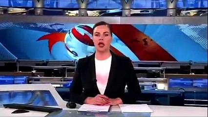 Policía rusa arresta a  periodista que irrumpió en la TV con una pancarta contra la invasión a Ucrania